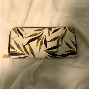 Wallet with leaf design 💕